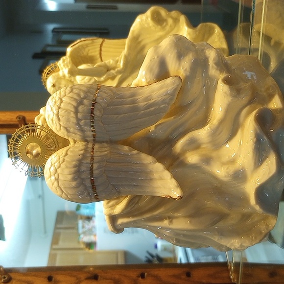 Christmas Angel Figurine - Picture 3 of 9